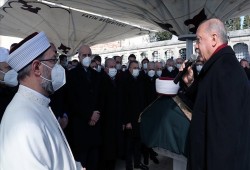 بمشاركة أردوغان والقيادات التركية.. تشييع العلامة "سراج" لمثواه الأخير