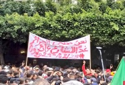 طلاب الجزائر يستأنفون حراكهم الثلاثاء .. والسلطة تعتقل 20 متظاهرا اليوم