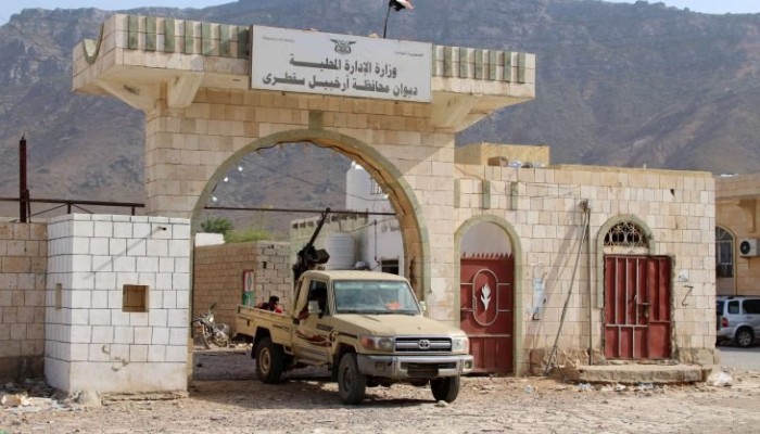 اليمن.. باخرة إماراتية تفرغ عربات عسكرية بميناء سقطرى