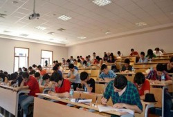 تصاعد الاحتجاجات على الامتحانات الجامعية ومصلحة التسجيل العقاري