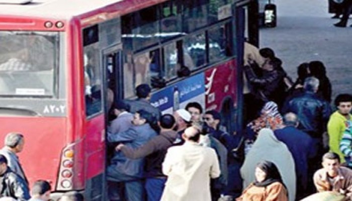 نشطاء يسخرون من تكريم "كمساري" حصَّل تذكرة من طفل