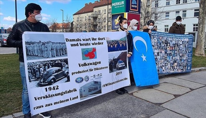 النمسا.. نشطاء أويجور يتظاهرون أمام مصنع "فولكس فاجن"
