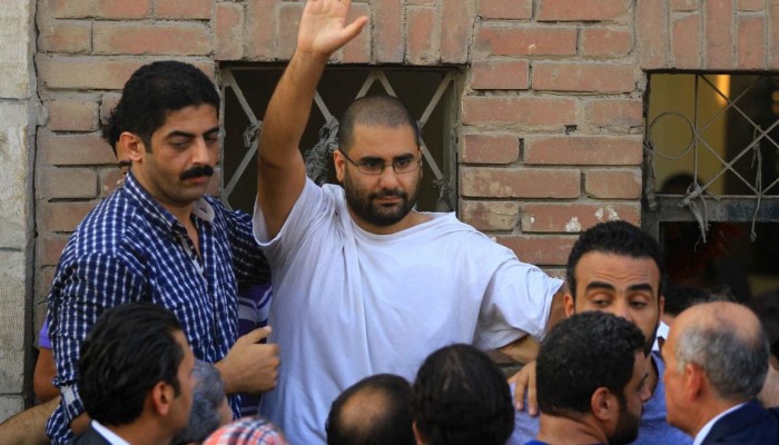 8 منظمات حقوقية تتضامن مع شهادة علاء عبد الفتاح عن التعذيب بالسجون