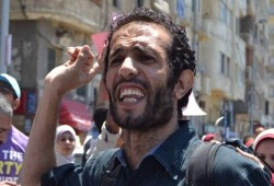 حملة للإفراج عن الناشط هيثم محمدين بعد إعادة حبسه رغم قرار إطلاقه