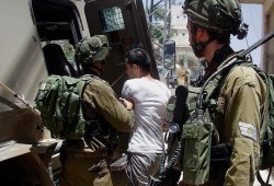 قوات الاحتلال تعتدي على فلسطينيين وتهاجم أسرى بالسجون