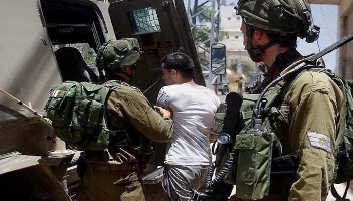 قوات الاحتلال تعتدي على فلسطينيين وتهاجم أسرى بالسجون