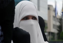 "التعاون الإسلامي" تدين استفتاء سويسرا على حظر تغطية الوجه