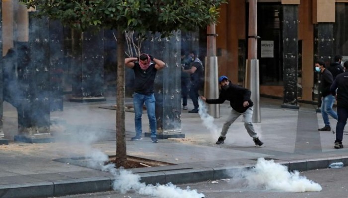 لبنان.. احتجاجات بعد تخطي الدولار الـ 12 ألف ليرة وتردي الأحوال المعيشية