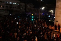 كاتب أردني يصف مشهد الاحتجاجات بالخطير ويحذر من القمع