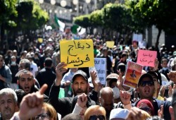 مظاهرات حاشدة في الجزائر تطالب بتغيير النظام