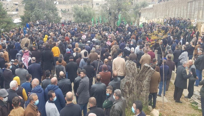 آلاف الفلسطينيين يودعون البرغوثي وأبو تبانة في مشهد مهيب