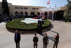 لبنان.. وقفة قرب القصر الرئاسي تطالب بـ"رحيل السلطة"