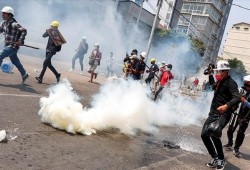 محتجون بميانمار يحرقون دستور العسكر.. وتحذير من "حمام دم"