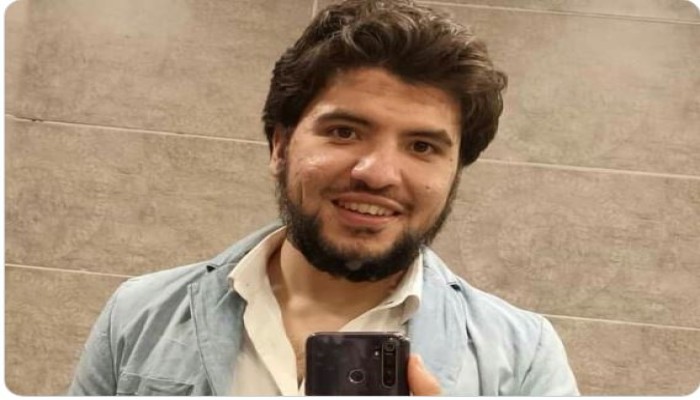 المعتقل إسلام عرابي في بيته بعد 50 يوما من قرار إخلاء سبيله