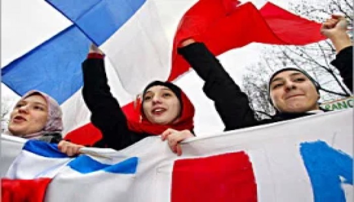 "الشيوخ الفرنسي" يوافق على مقترح حظر الصلاة في الجامعات