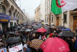 الجزائر.. مسيرات حاشدة في الجمعة الأولى من رمضان تطالب بالتغيير