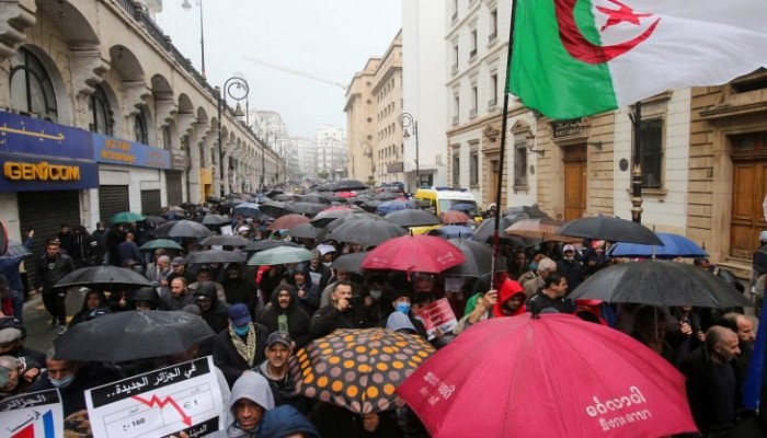 الجزائر.. مسيرات حاشدة في الجمعة الأولى من رمضان تطالب بالتغيير