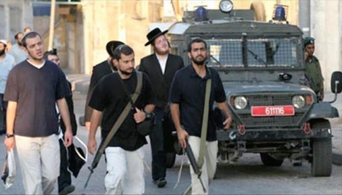 مستوطنون صهاينة يقتحمون متاجر فلسطينية بالخليل