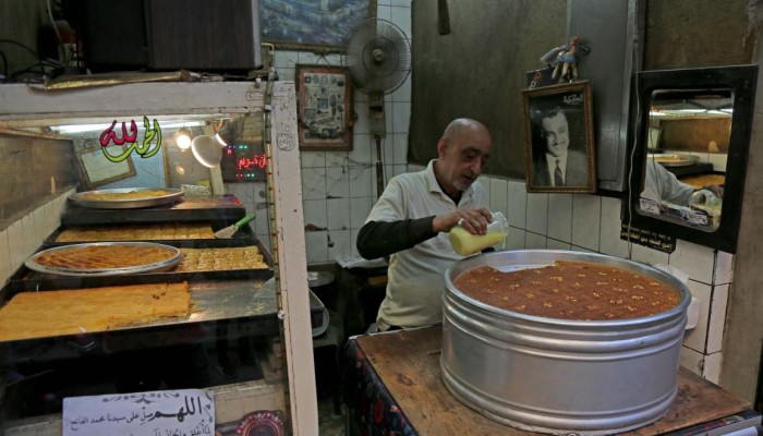 سوء الأحوال الاقتصادية يحرم فقراء الصائمين من حلوى رمضان