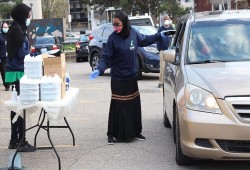 كندا.. موائد إفطار متنقلة تعويضا لإغلاق المساجد بسبب كورونا