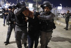 قوات الاحتلال الصهيوني تعتدي على مصلين لدى خروجهم من المسجد الأقصى