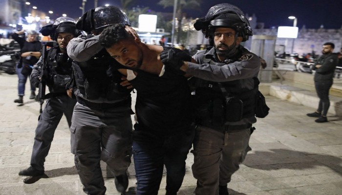قوات الاحتلال الصهيوني تعتدي على مصلين لدى خروجهم من المسجد الأقصى