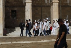 انتهاكات الصهاينة تتصاعد في القدس.. حرق مركبات واقتحام جديد للأقصى