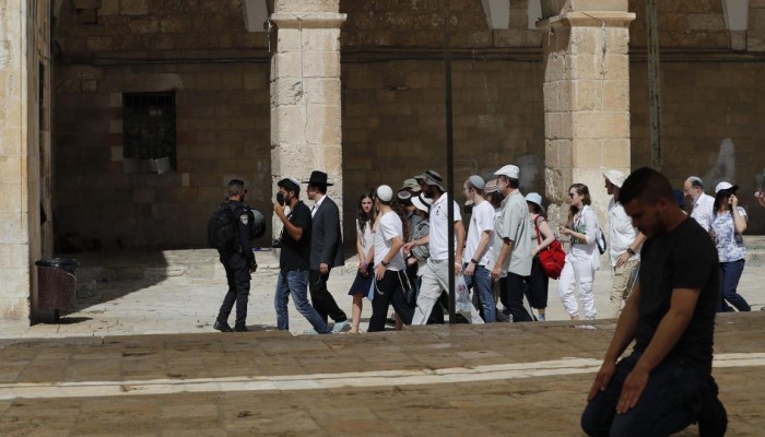 انتهاكات الصهاينة تتصاعد في القدس.. حرق مركبات واقتحام جديد للأقصى