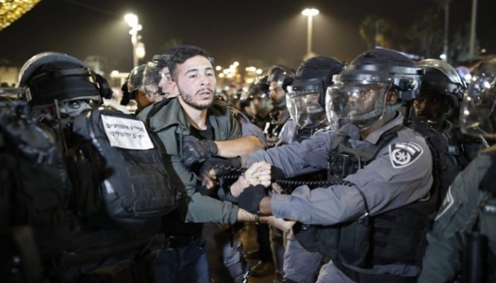 جيش الاحتلال الصهيوني يعتدي على الفلسطينيين في "باب العامود"