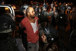 القدس.. الاحتلال الصهيوني يقمع مظاهرة ضد تهجير حيّ الشيخ جراح