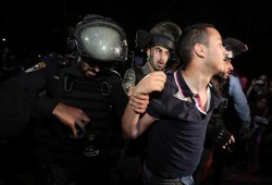 الاحتلال الصهيوني يقمع المعتصمين في الشيخ جراح.. 10إصابات واعتقال 5 مواطنين