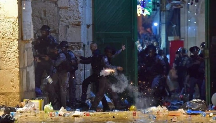 قوات الاحتلال تقتحم المسجد الأقصى.. ومواجهات عنيفة وعشرات الإصابات