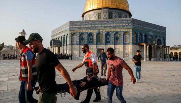 العدو الصهيوني يمنع الطواقم الطبية من إسعاف المصابين بالأقصى