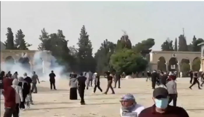 مئات الإصابات جراء اعتداء قوات الاحتلال على المرابطين بالأقصى