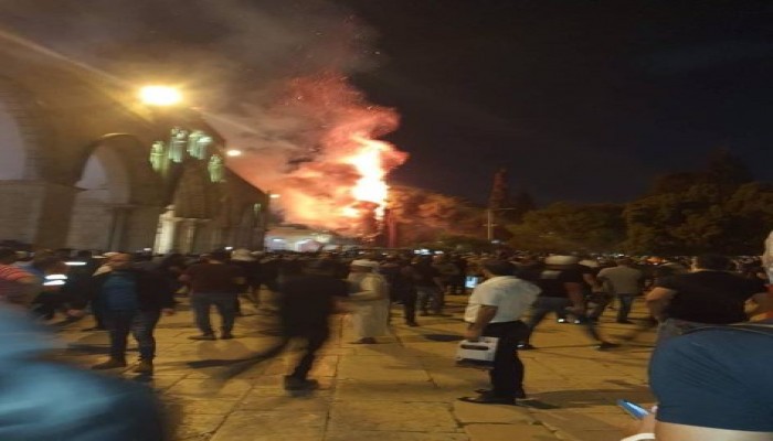 المقدسيون يطفئون حريقا بأشجار في باحات المسجد الأقصى