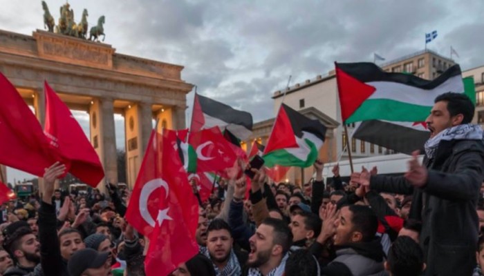 مظاهرة بإسطنبول أمام قنصلية الكيان الصهيوني تنديدا بجرائمه