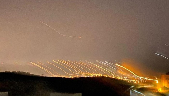 بـ 130 صاروخًا.. "القسام" تشعل النار في قلب العدو الصهيوني