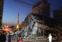 طائرات الاحتلال الصهيوني تدمر برجًا سكنيًّا عاليًا غرب مدينة غزة