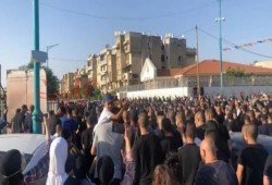 الاحتلال الصهيوني يقمع مُشَيّعِي جنازة الشهيد حسونة باللد