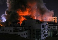 4 شهداء فلسطينيين جراء غارات ليلية على غزة طالت منازل وجمعية خيرية