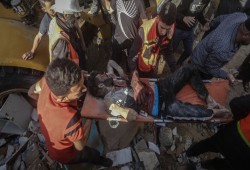 استشهاد أسرة فلسطينية بقصف للعدو الصهيوني في دير البلح