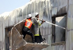 العدو الصهيوني يستهدف الدفاع المدني في غزة خلال إطفائه حريقا بمصنع
