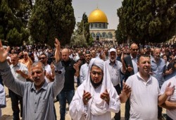 الاحتلال الصهيوني يعتدي على المصلّين بالمسجد الأقصى بعد صلاة الجمعة