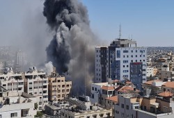 الاحتلال الصهيوني قصف 33 مؤسسة إعلامية وأصاب 170 صحفيًّا في غزة والضفة
