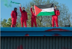 مؤيدو فلسطين يعطلون مصنعا للمسيّرات يمتلكه الصهاينة ببريطانيا