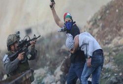 قوات صهيونية تختطف مواطنا فلسطينيا ونجله في برطعة جنوب جنين