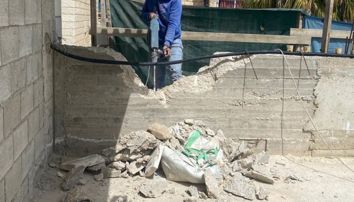 العدو الصهيوني يجبر فلسطينيا على هدم منزله في الطيبة بالداخل المحتل