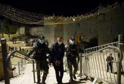 مواجهات بالقدس بين الشباب الفلسطينيي وقوات الاحتلال في باب العامود