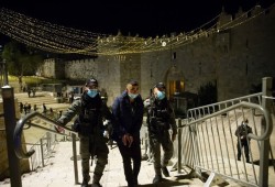 مواجهات بالقدس بين الشباب الفلسطينيي وقوات الاحتلال في باب العامود