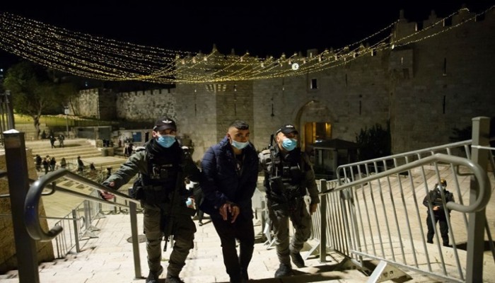 مواجهات بالقدس بين الشباب الفلسطينيي وقوات الاحتلال في باب العامود